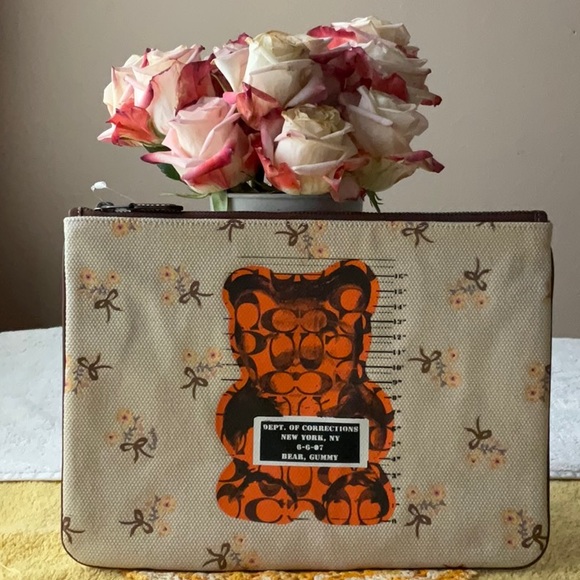 🐻 COACH WRISTLET 30 WITH VANDAL GUMMY 🐻 NWT 🐻 - Picture 2 of 16